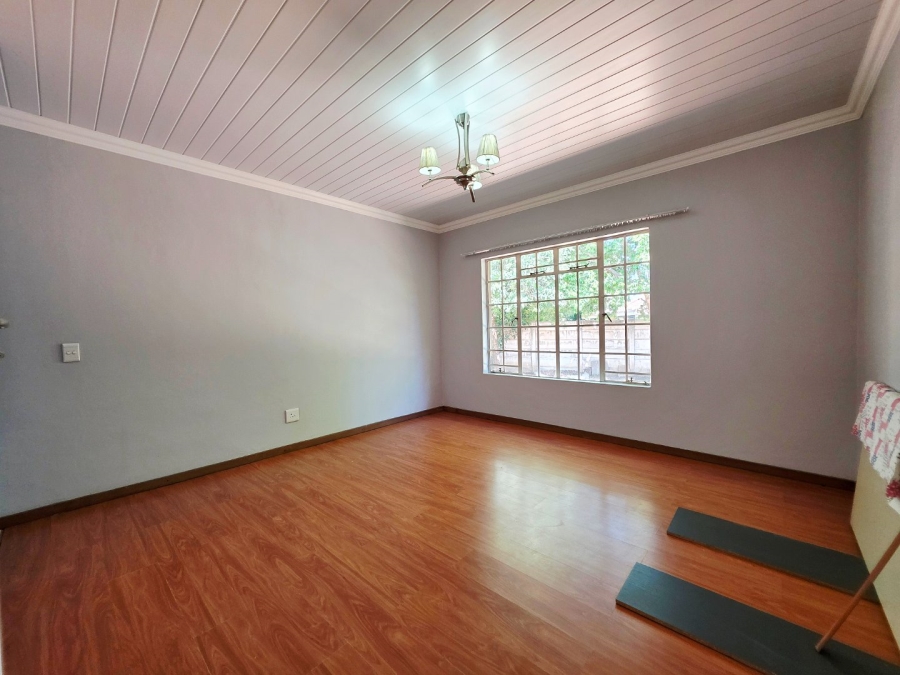 5 Bedroom Property for Sale in Langenhovenpark Free State